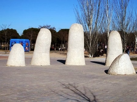Công trình bàn tay khác đặt trong một công viên ở Tây Ban Nha